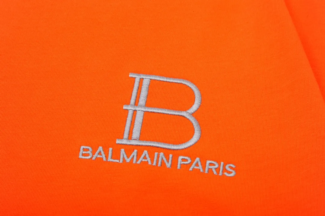 BALMAIN Big B letter embroidery🪡 The large logo is exquisitely upgraded, inspired by the original Retro fabric in the 1980s. Official Same Style short-sleeved T-shirt. Customized. Gram-dyed fabric. Very comfortable to the touch. Latest brick cabinet synchronization for spring and summer. Fashionable and personalized. Super Versatile looks good. Very suitable for both men and women. Must-have style. Tag. Collar label. Washed wheat. Complete with three labels. Color: Orange Size: XS~L